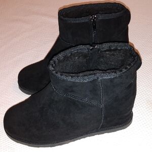 Cushionaire Elevator Ankle Boots 9